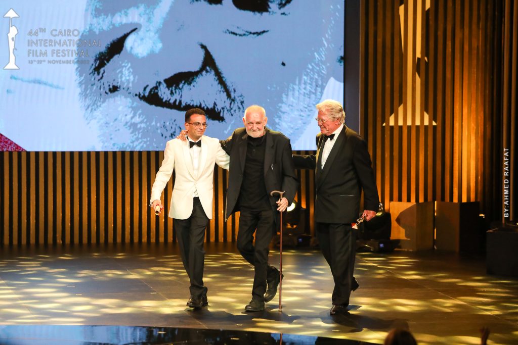 يهنئ مهرجان القاهرة السينمائي الدولي المخرج المجري القدير بيلا تار